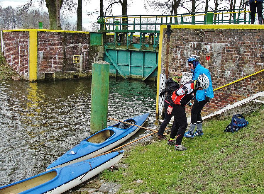 Spotkanie z ekipą PTTK Szuwarek w Wiercinach - wracamy do Tczewa. Śluza w Michałowie