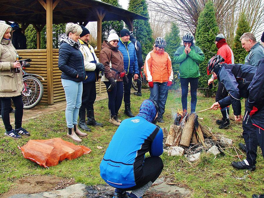 Spotkanie z ekipą PTTK Szuwarek w Wiercinach. Na trasie wycieczki - jesteśmy na miejscu