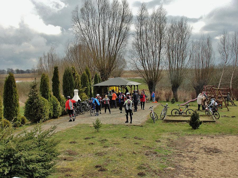 Spotkanie z ekipą PTTK Szuwarek w Wiercinach. Na trasie wycieczki - jesteśmy na miejscu