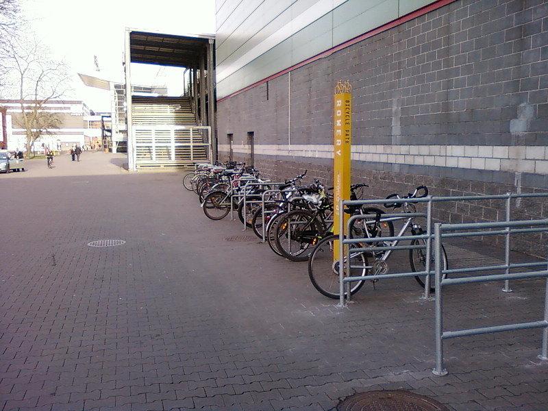 Stojaki przed Manufakturą