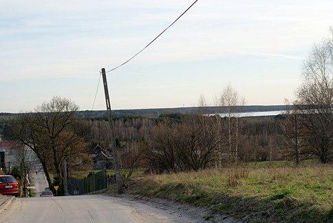 Widok z góry na tamę i wody Zalewu Sulejowskiego