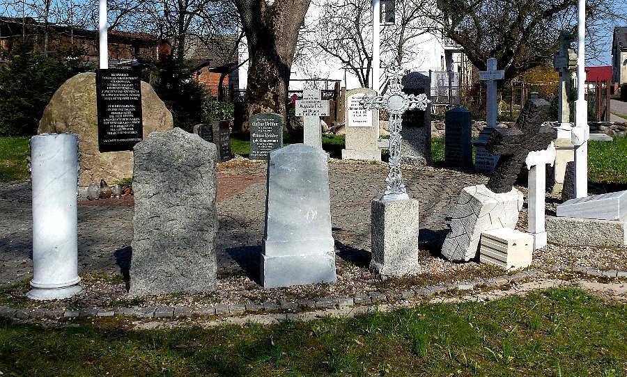 Lapidarium przy kościele w Grabowie