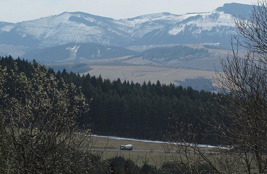Zjazd pod górkami z sedla Vabec