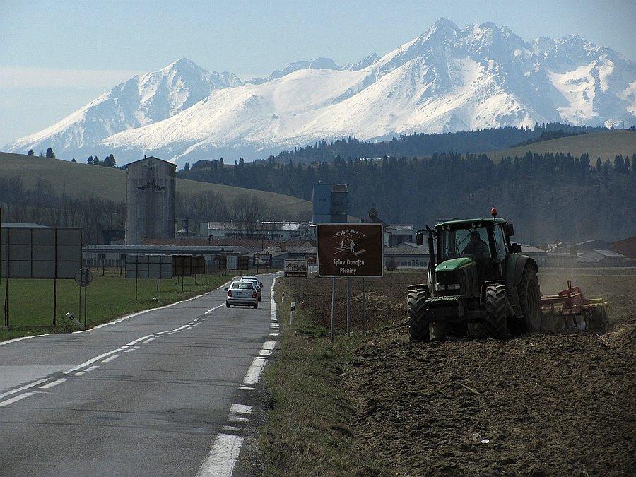 Powód nr348 dla którego lubię Slovakie: Tatry i traktory :P