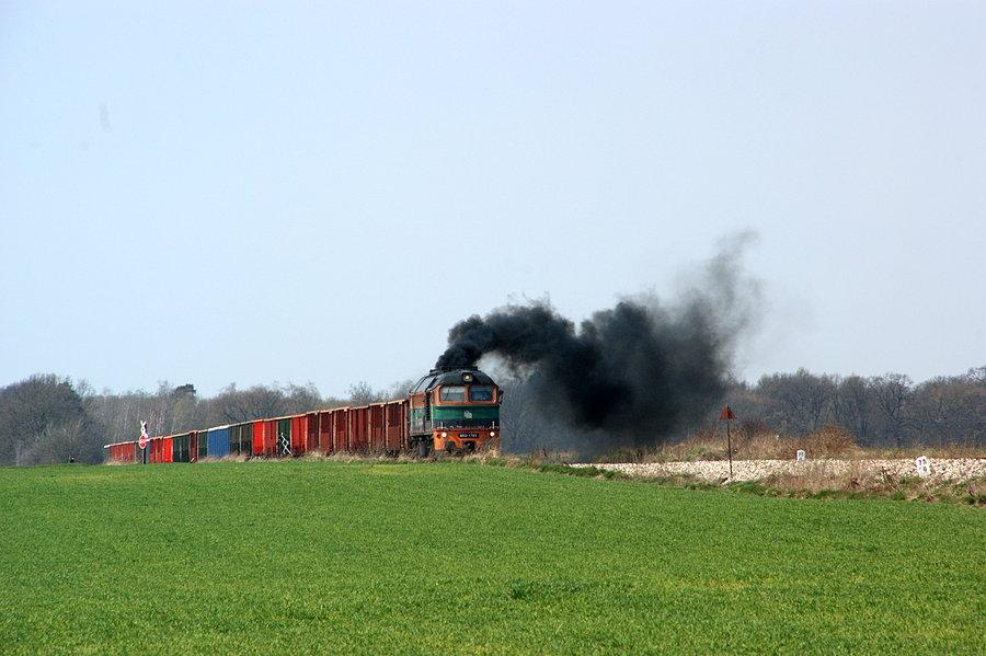 Prawie parowóz na Magistrali Podsudeckiej. M62-1793 prowadzi skład węglarek na szlaku Twardawa - Kędz Koźle Zachód