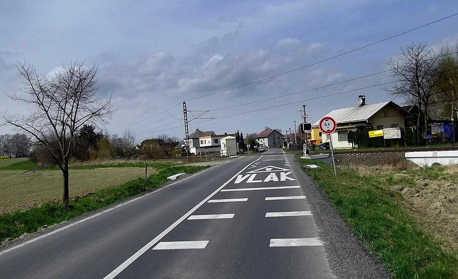 Wjazd do miejscowości Štětina. Vlak to pociąg