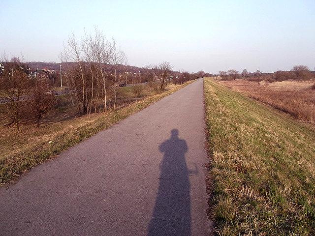 Ścieżka rowerowa na półnoncym wale Wiślanym