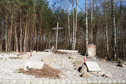 Tuż obok kościoła w Bedoniu kopiec/pomnik