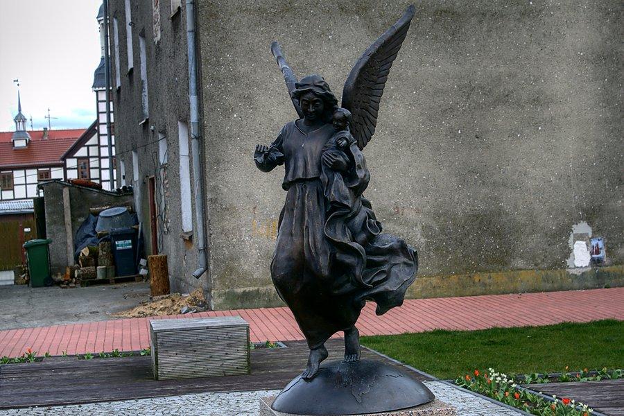 Rzeźba "W hołdzie wszystkim mamom" na skwerze w Nowym Warpnie
