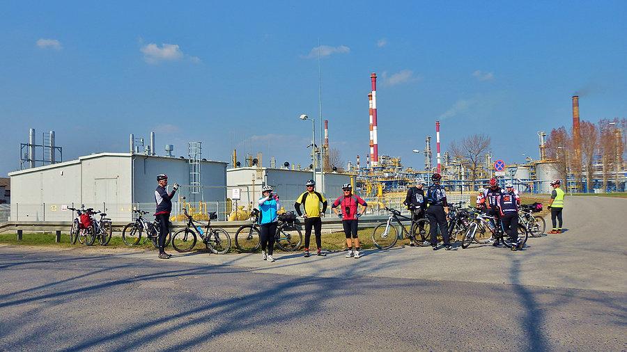 Wycieczka rowerowa do Gdańska na Bike Festiwal. Jesteśmy przy rafinerii Lotos