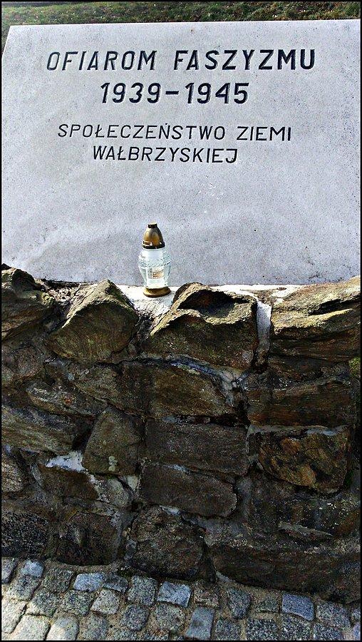 Pomnik ofiar faszyzmu przed Walimskimi sztolniami kompleksu Riese