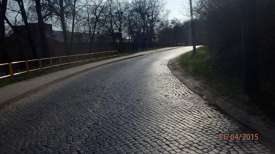 Modlin. Zjazd brukowany kostką