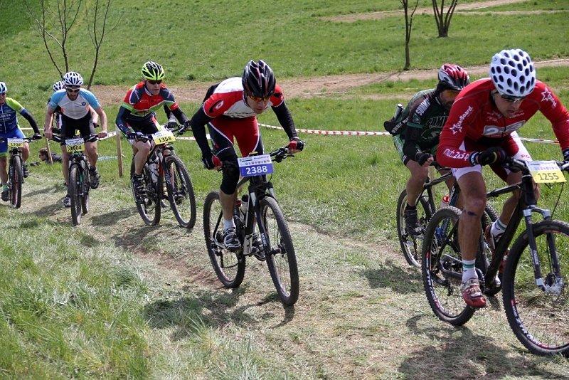 Na podjeździe w typowej dla mnie pozycji (nie tylko na tym maratonie). Tnę się z drugim czubem mini (miejsce 9-13)