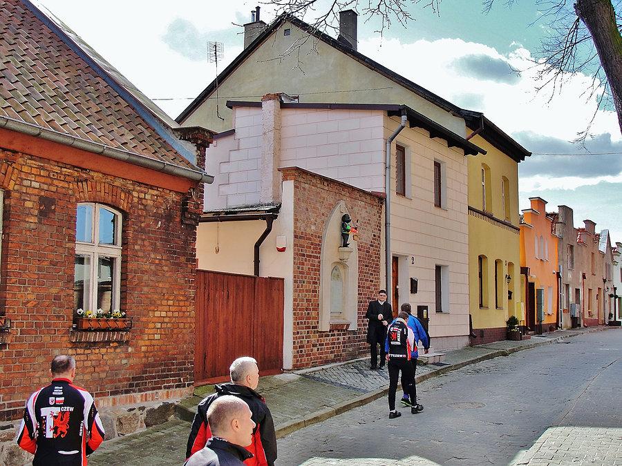 Wycieczka do Gniewu. Zwiedzanie kościoła i ognisko.Jesteśmy na miejscu.Zabytkowe kamieniczki przy kościele