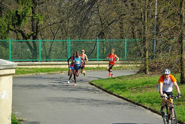 7 Bieg Częstochowski - 1 km - formuje się czołówka