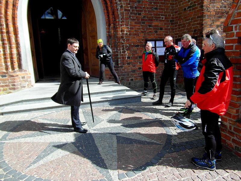 Ksiądz Zbyszek oprowadza nas po kościele Św. Mikołaja w Gniewie