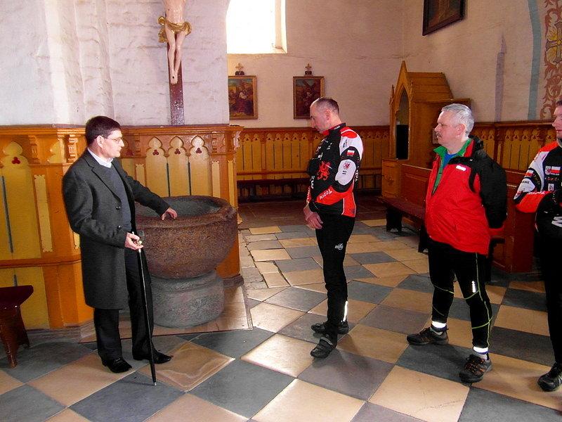 Ksiądz Zbyszek oprowadza nas po kościele Św. Mikołaja w Gniewi