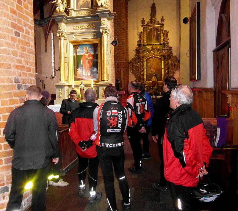Ksiądz Zbyszek oprowadza nas po kościele Św. Mikołaja w Gniewi