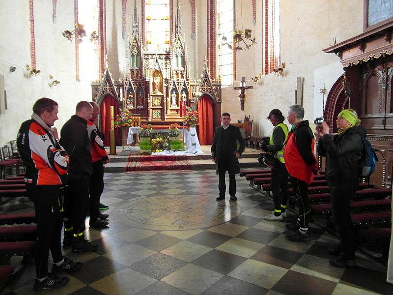Ksiądz Zbyszek oprowadza nas po kościele Św. Mikołaja w Gniewi