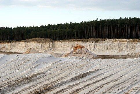 Na terenie Kopalni Biała Góra - widok ze szlaku