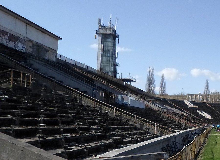 Trybuna i wieża sędziowska na stadionie Skry