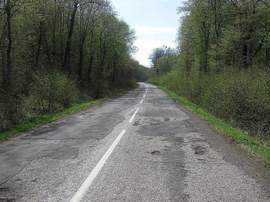 Podjazd jeszcze po mało zgryzionym asfalcie