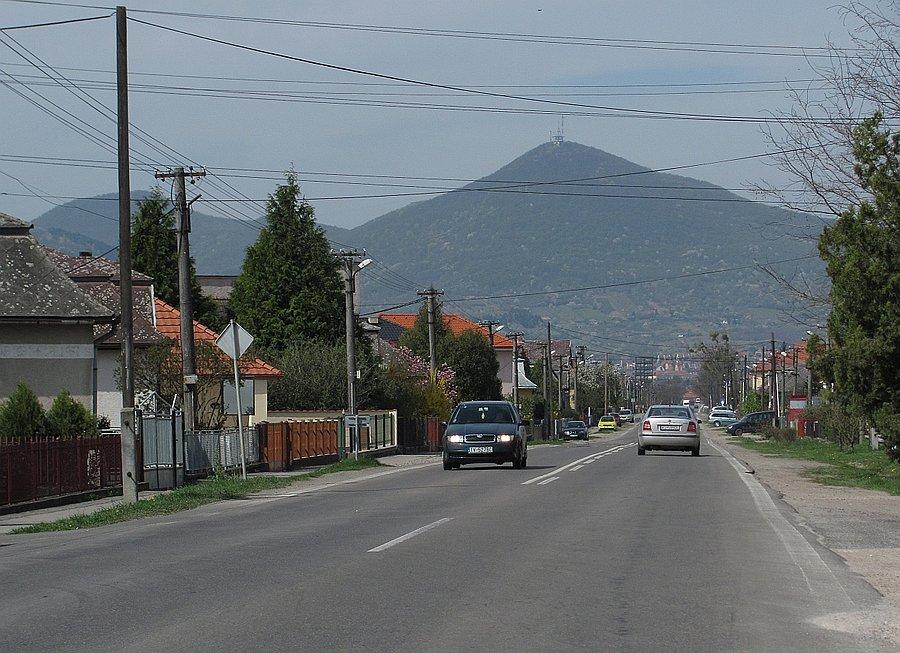 Magas-hegy góruje nad Slov.N.Mestem