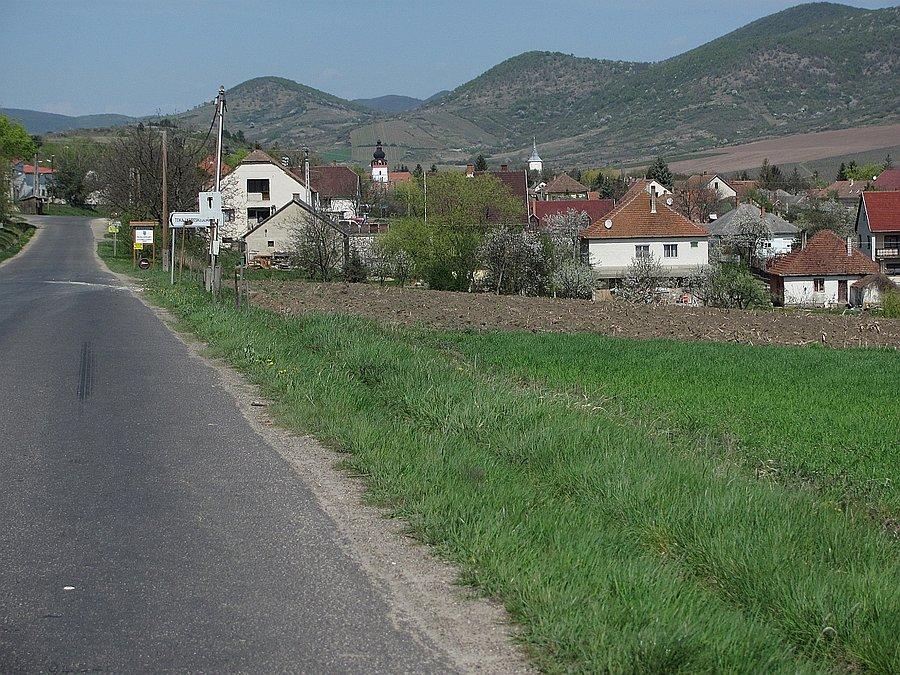 Tolcsva pod wzgórzami z winnicami