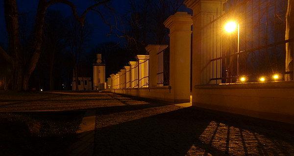 Ogrodzenie dziedzińca od strony ogrodu. Park Radziwiłłów w Białej Podlaskiej