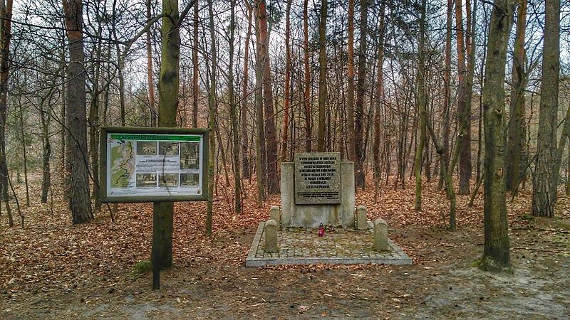 Jeden z pomników na szlaku