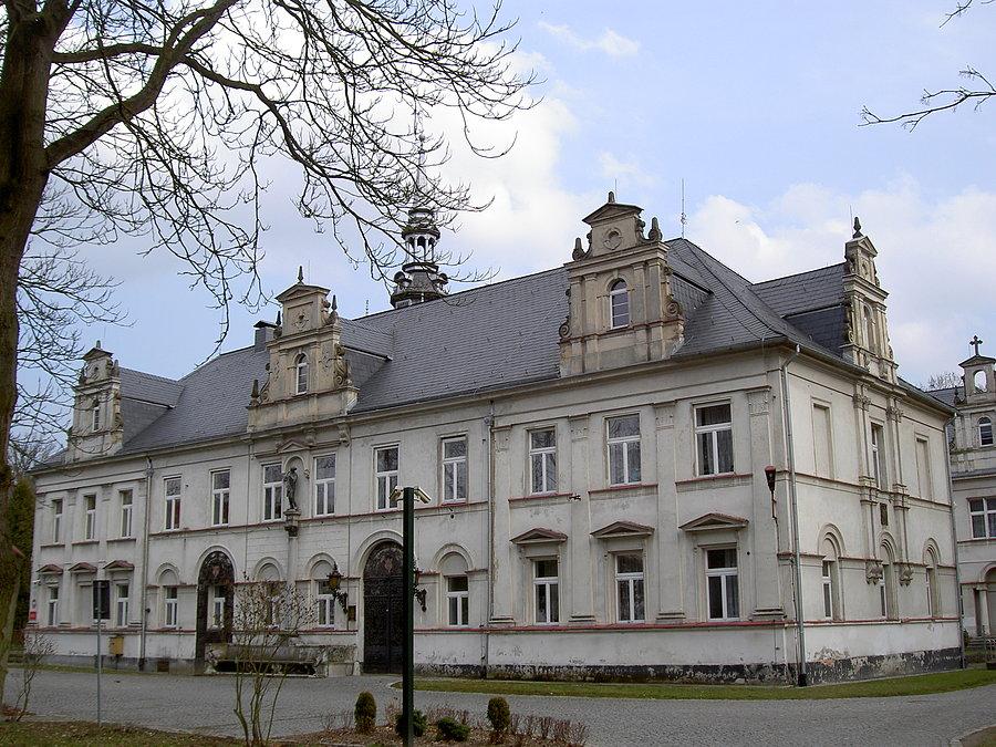 Pałac w tułowicach, obecnie znajduje się w nim szkoła