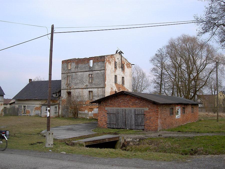 Nieczynny młyn i tartak w Przechodzie