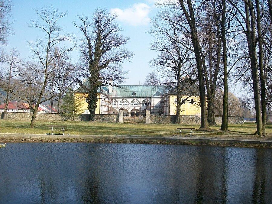 Zamek i park przy zamkowy w Branticach