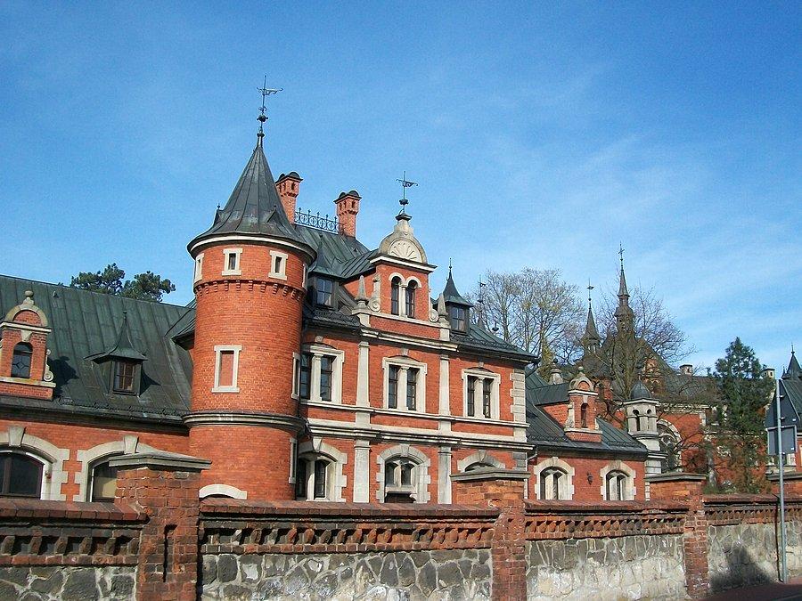 Pałac i budynki przy pałacowe w Pławniowicach