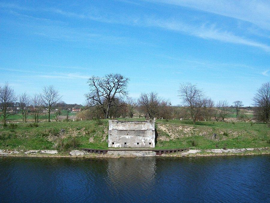 Ruiny po moście nad kanałem