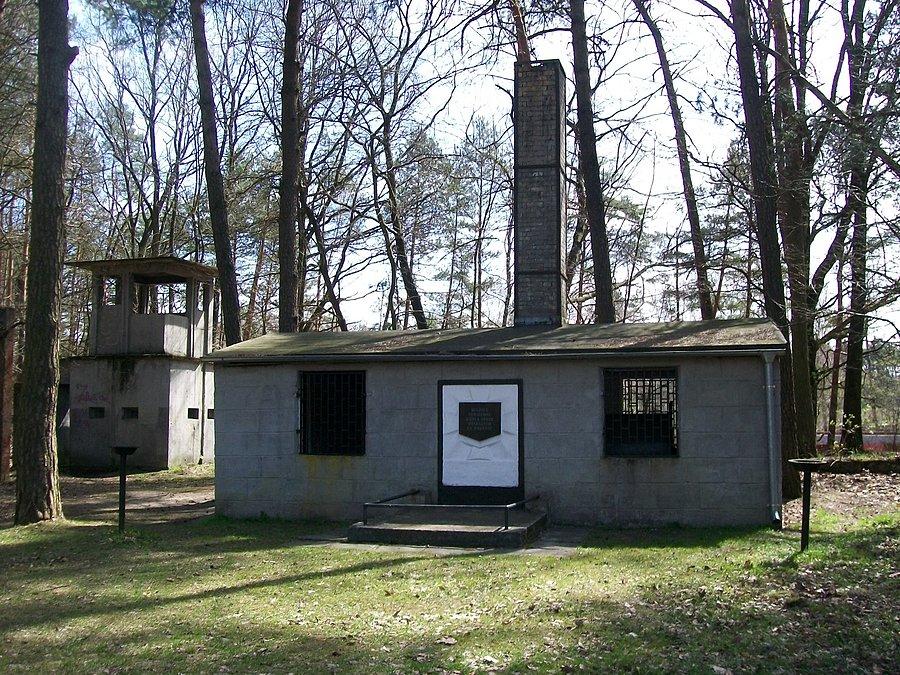Wieża wartownicza i krematorium na terenie obozu