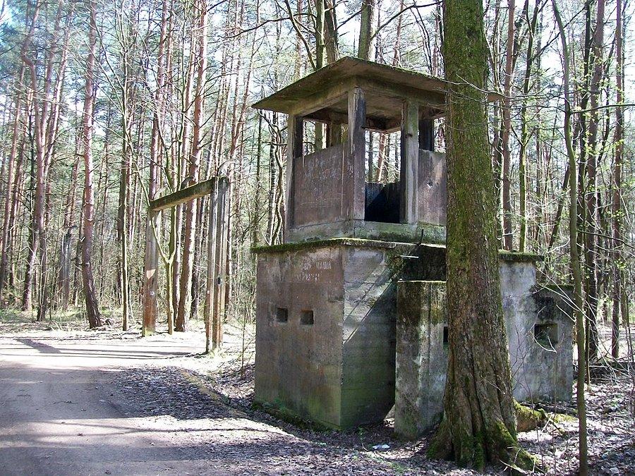 Wieża wartownicza i brama do byłego obozu koncentracyjnego w Blachowni
