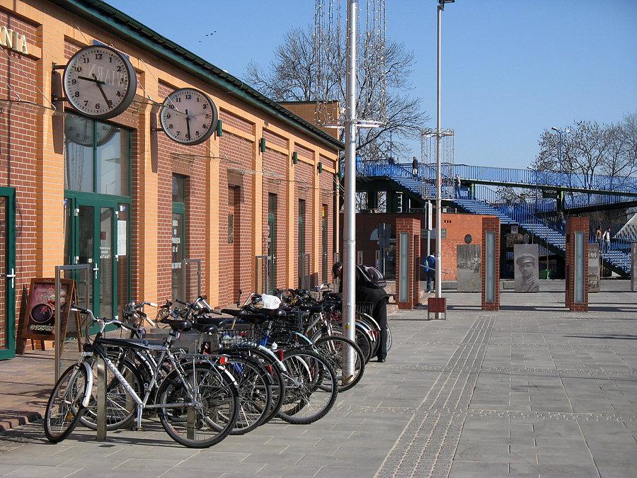 Jak nie w Polsce - rowery przed stacją PKP