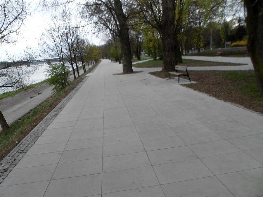Bulwar nad Wisłą, w oddali Most Śląsko-Dąbrowski