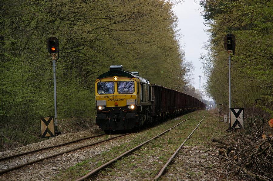 Class66-014 prowadzi ładowny skład (prawie 3600t brutto) relacji Piława Górna - Pszczyna,mija tarcze ostrzegawcze stacji Twardawa