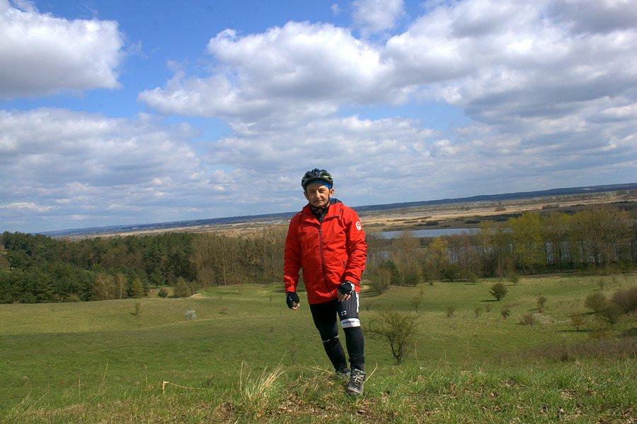 Na wzgórzu z ławeczką