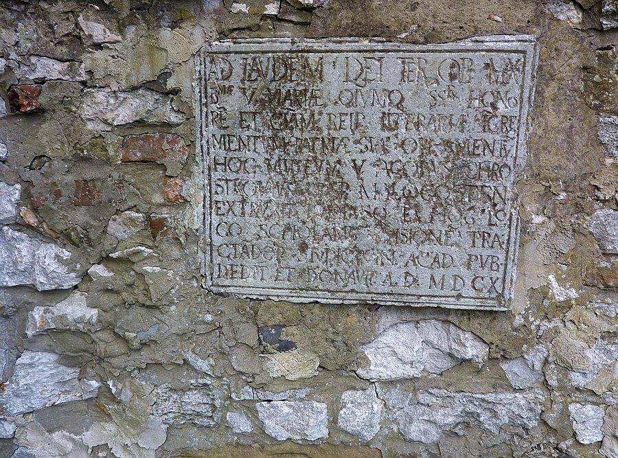 Wmurowane w kościelny mur wielowiekowe tablice