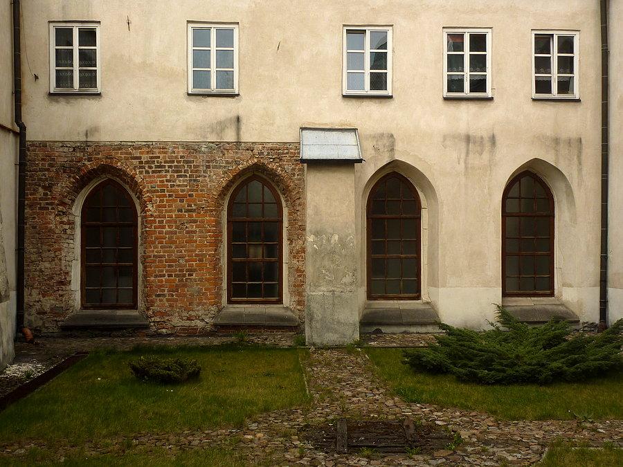 Zachowane elementy klasztornego wirydarza