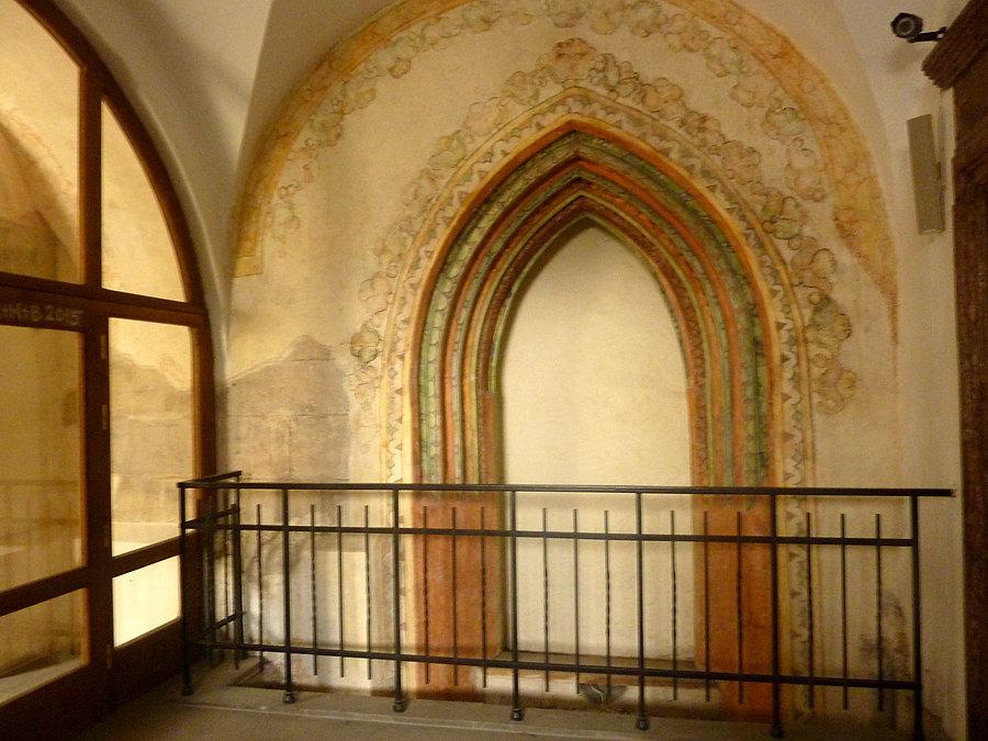 Gotycki portal w krużgankach