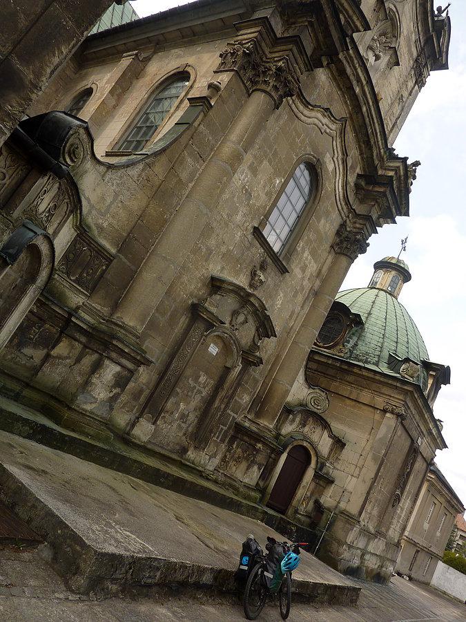 Zewnętrzna bryła opactwa to efekt rozbudowy w XVIII w. oraz kilku rozbiórek. Wewnątrz zachowało się jednak trochę elementów architektury romańskiej. Również części kościoła przedcysterskiego (przed 1140 r.)
