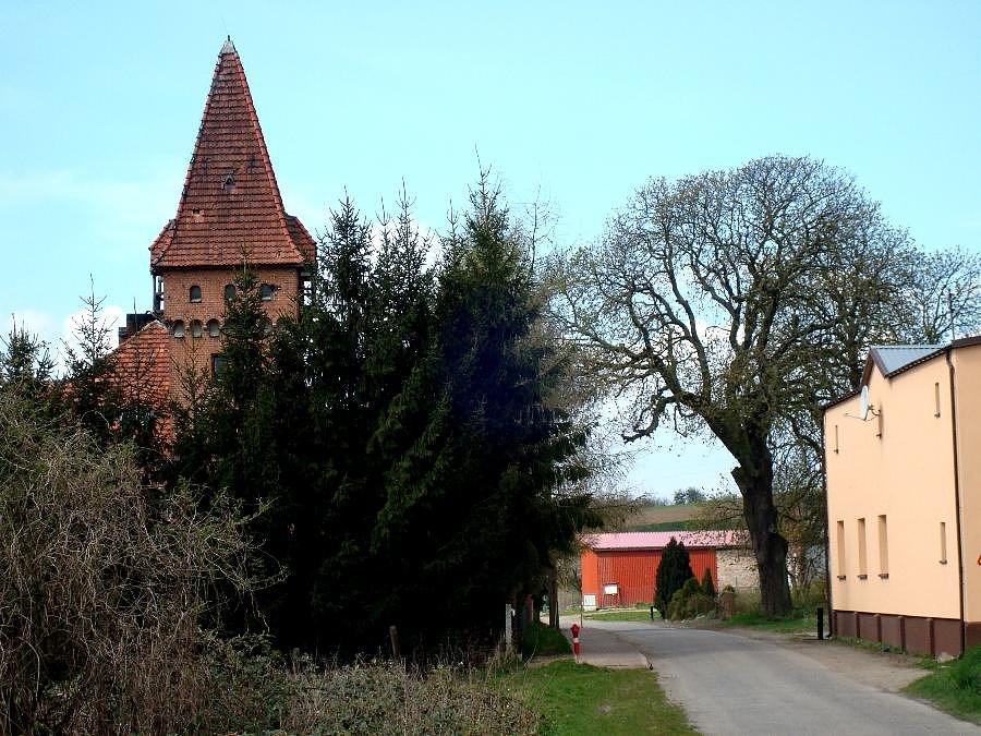 Zabytkowy dwór z 1913 r. w Czernicach