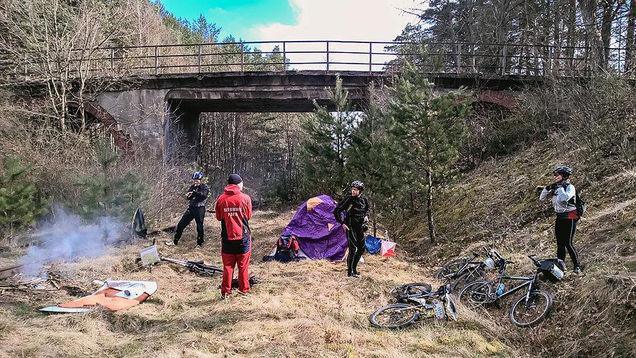 Punkt kontrolny pod wiaduktem kolejowym w okolicach Libichowa