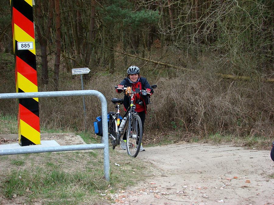 Z powrotem z Wojtkiem i Tunią przez Rieth , Nowe Warpno , jezioro Piaski i Tanowo - ponownie przejscie graniczne