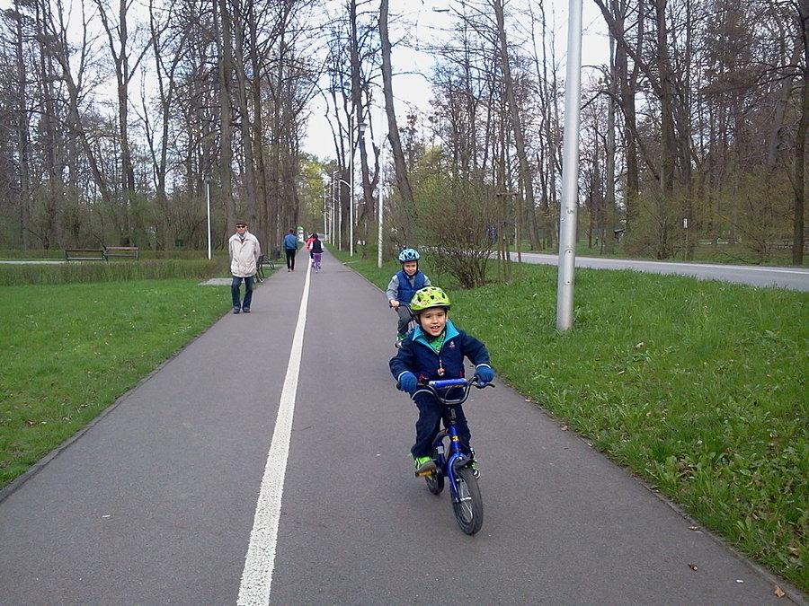 Chłopaki na rowerach