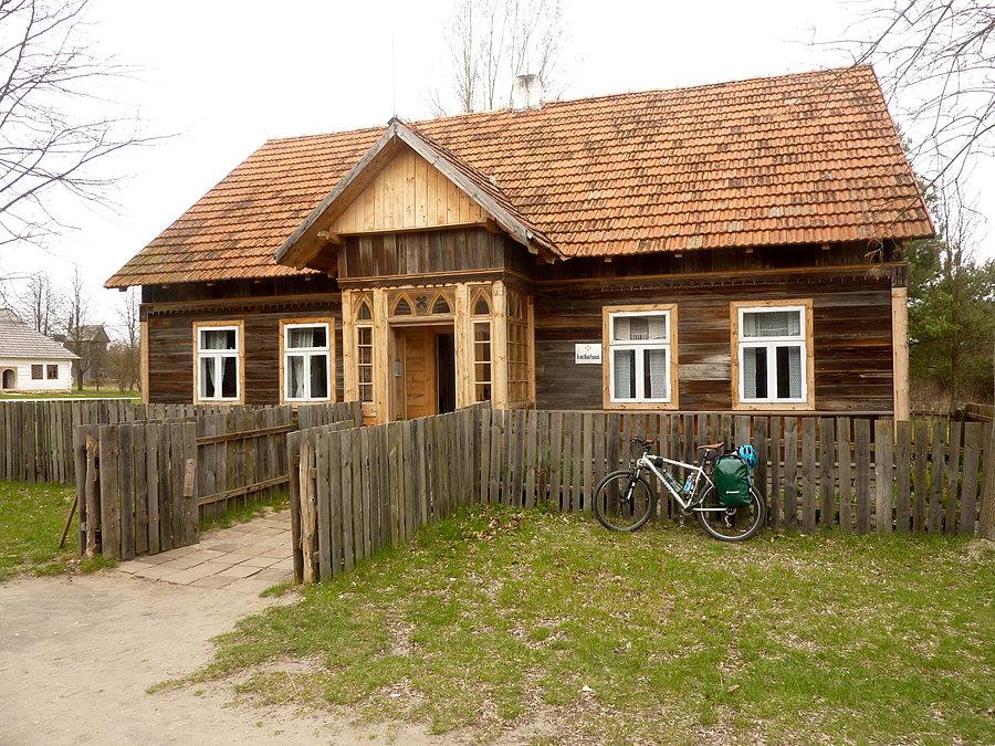 Dom ze Skorzowa (XIX w.) - dom zamożnych rolników, w jego wnętrzu zrekonstuowano mieszkanie małomiasteczkowego lekarza z lat trzydziestych i czterdziestych XX w